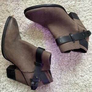 Dolce Vita Leather Haelyn Ankle Boot w/ Black Trim - 8.5